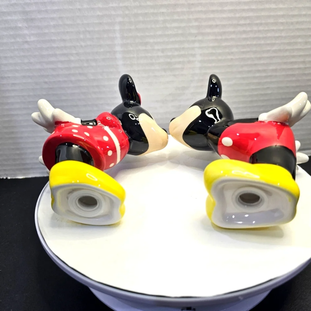 Mickey & Minnie Kissing Ceramic Salt & Pepper Shakers Kiss L👀K KISS DISNEY